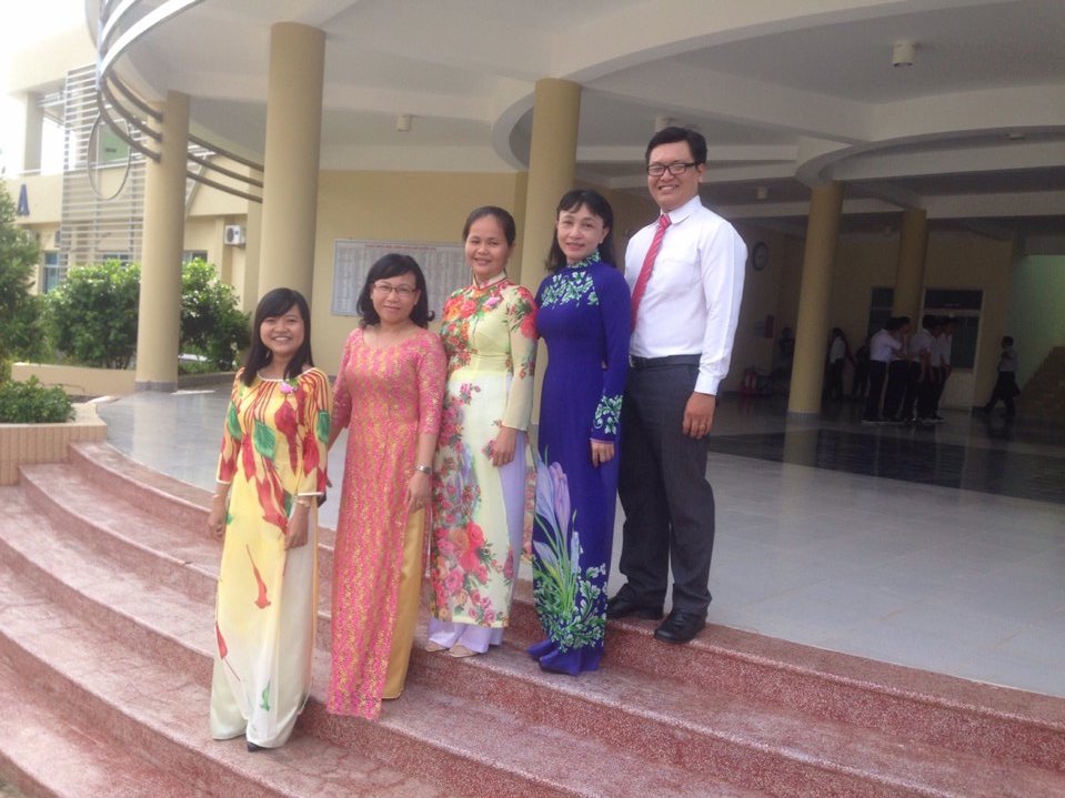 Ảnh chụp thầy cô Tổ Sinh học trường THPT chuyên Bến Tre năm học 2016 - 2017