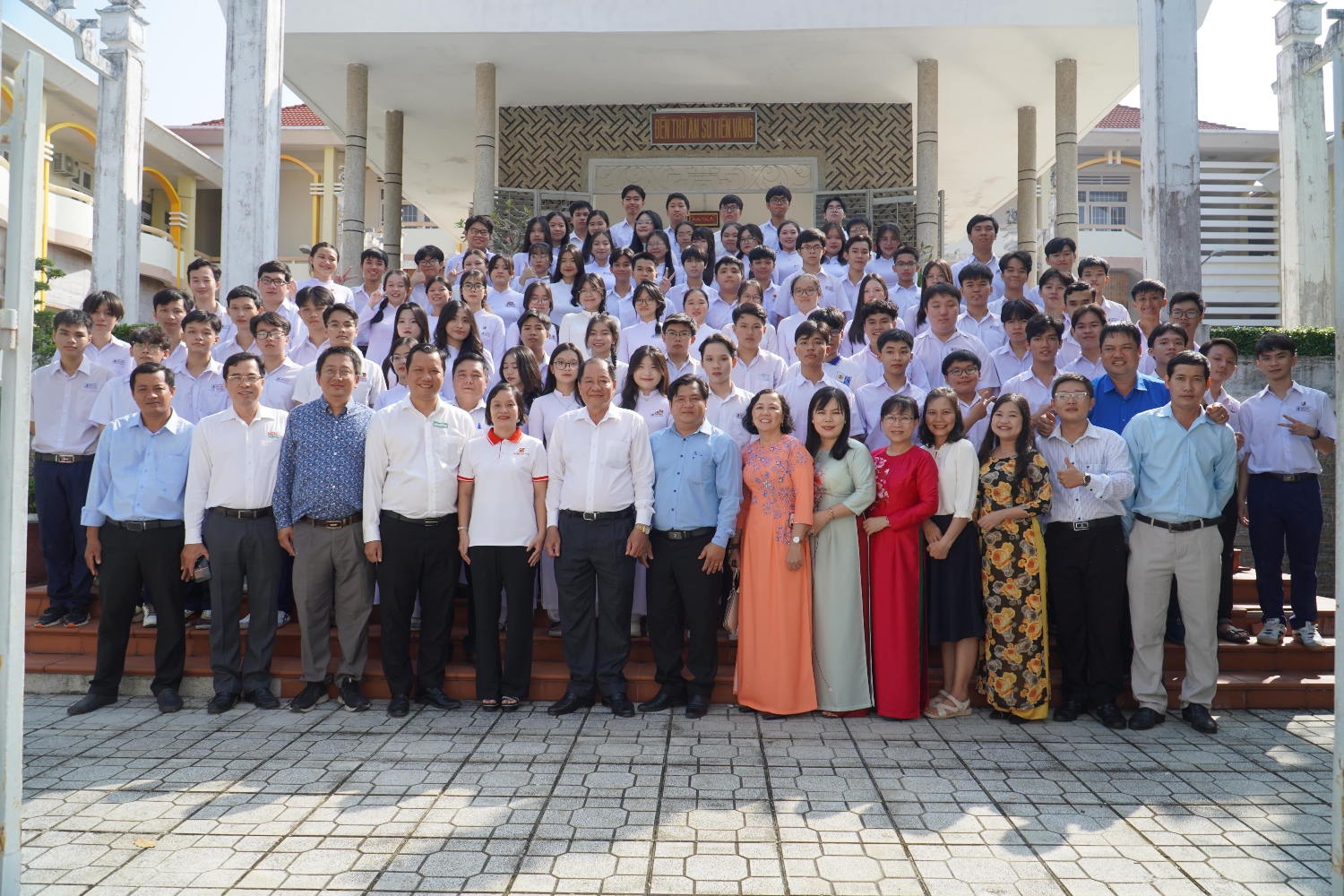 Đội tuyển dự thi Kỳ thi Học sinh giỏi Quốc gia năm học 2024-2025 viếng miếu Tiên sư và chụp ảnh lưu niệm