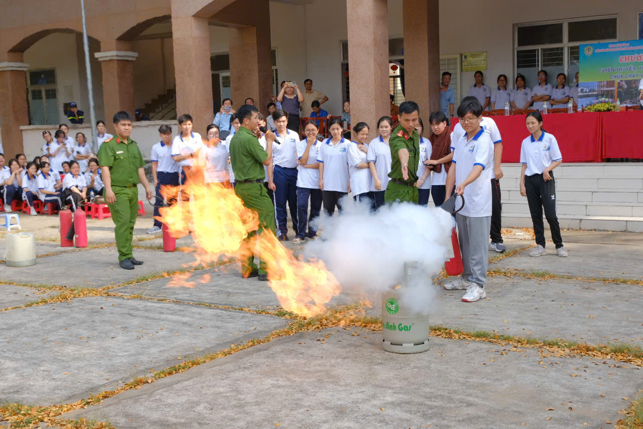 Học sinh thực hành sử dụng bình chữa cháy - Nhiếp ảnh Minh Châu
