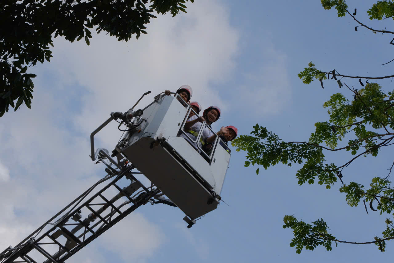 Học sinh trải nghiệm sử dụng xe thang hiện đại - Nhiếp ảnh Minh Châu