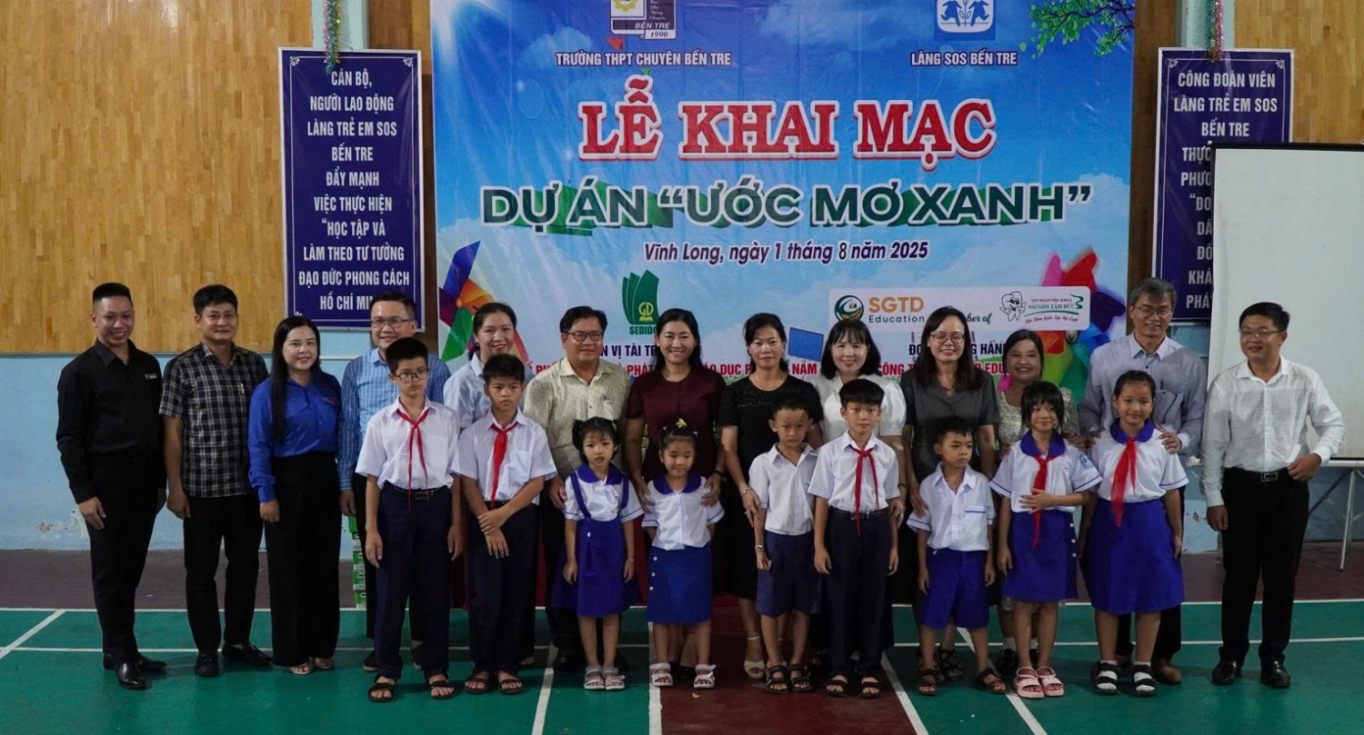 Đại biểu và các em học sinh Làng trẻ em SOS Bến Tre, tỉnh Vĩnh Long